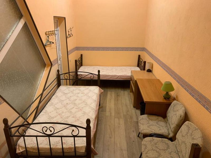 Economy Triple Room image 4