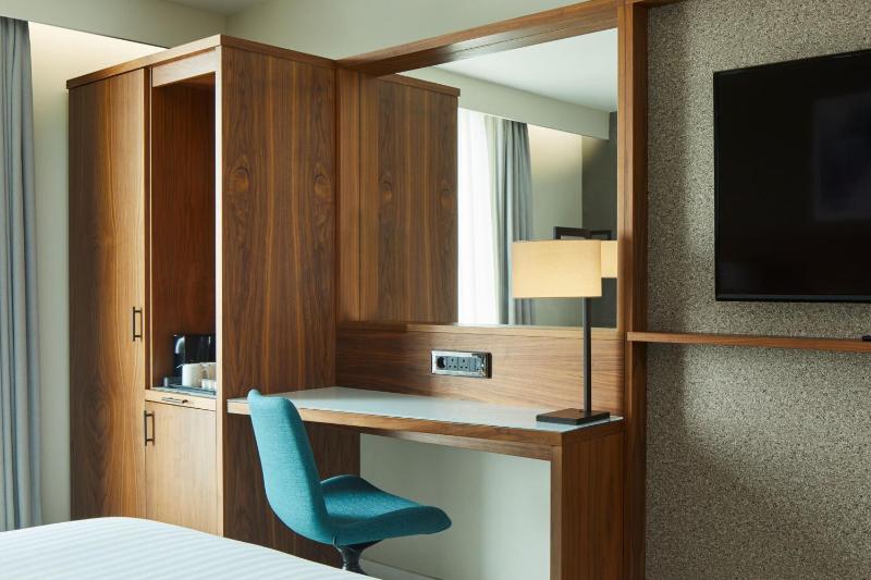 Guest Room, 1 King image 4