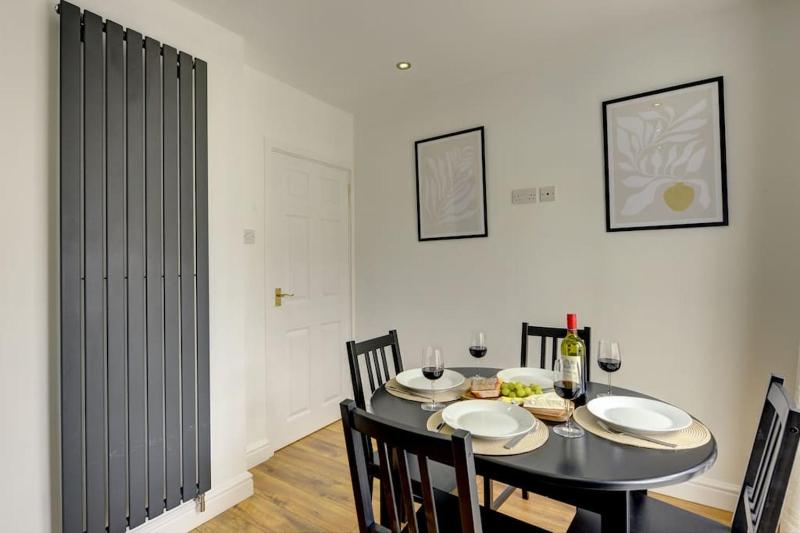 Quiet 2 Bedroom Contractor House 20 Percent off Long Stay Near NEC - image 21