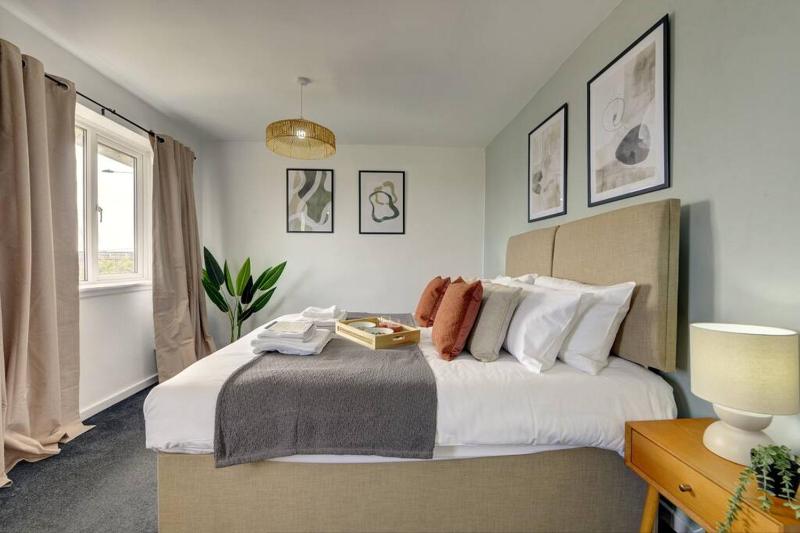 Quiet 2 Bedroom Contractor House 20 Percent off Long Stay Near NEC - image 13