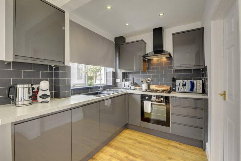 Quiet 2 Bedroom Contractor House 20 Percent off Long Stay Near NEC - image 9