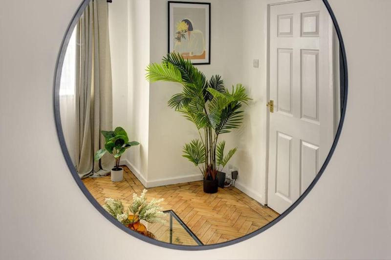 Quiet 2 Bedroom Contractor House 20 Percent off Long Stay Near NEC - image 17
