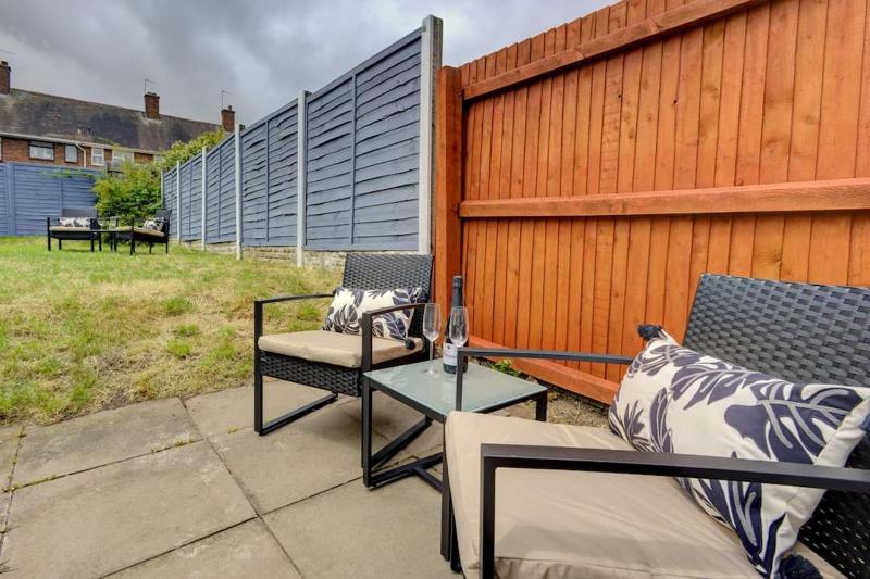 Quiet 2 Bedroom Contractor House 20 Percent off Long Stay Near NEC - image 7