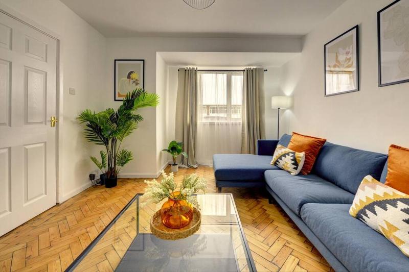 Quiet 2 Bedroom Contractor House 20 Percent off Long Stay Near NEC - image 15