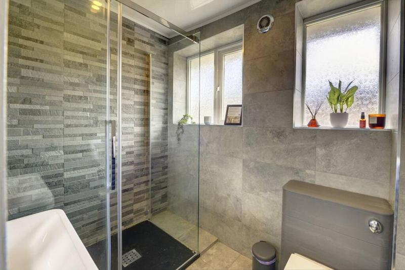 Quiet 2 Bedroom Contractor House 20 Percent off Long Stay Near NEC - image 8