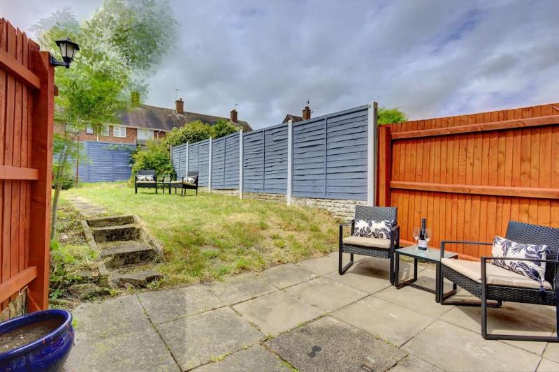 Quiet 2 Bedroom Contractor House 20 Percent off Long Stay Near NEC - image 26