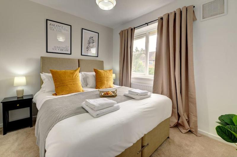 Quiet 2 Bedroom Contractor House 20 Percent off Long Stay Near NEC - image 32