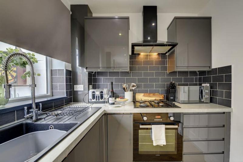 Quiet 2 Bedroom Contractor House 20 Percent off Long Stay Near NEC - image 23