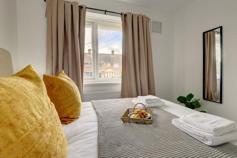 Quiet 2 Bedroom Contractor House 20 Percent off Long Stay Near NEC - image 35