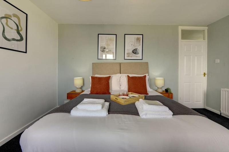 Quiet 2 Bedroom Contractor House 20 Percent off Long Stay Near NEC - image 10