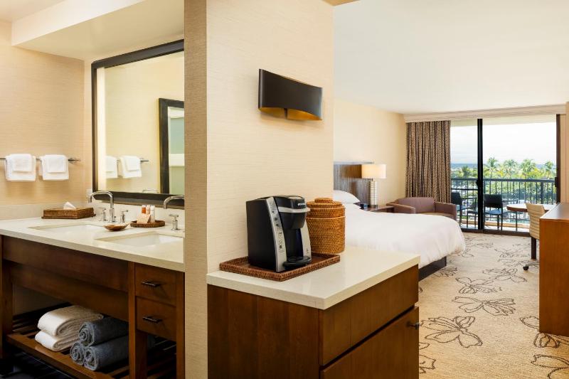 Makai Room One King with Ocean View image 2