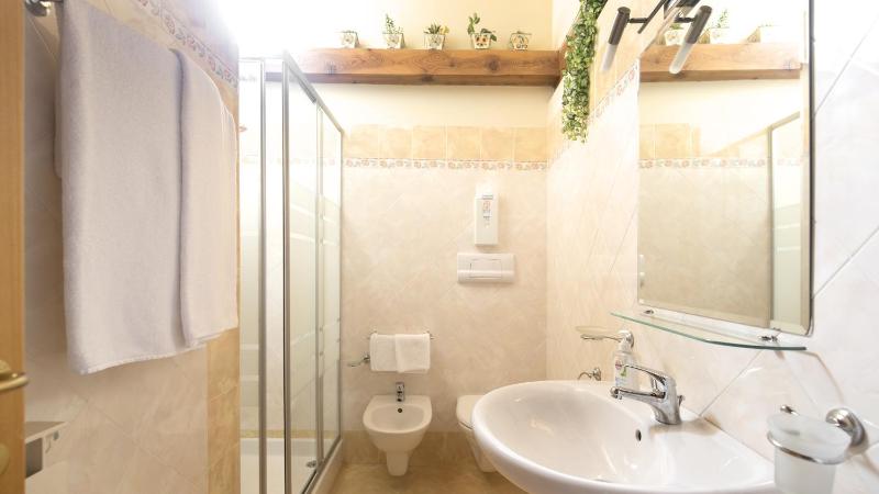 One-Bedroom Apartment (4 Adults) - Split Level image 3