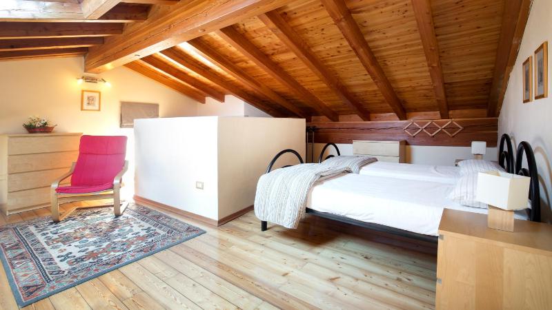 One-Bedroom Apartment (4 Adults) - Split Level image 4