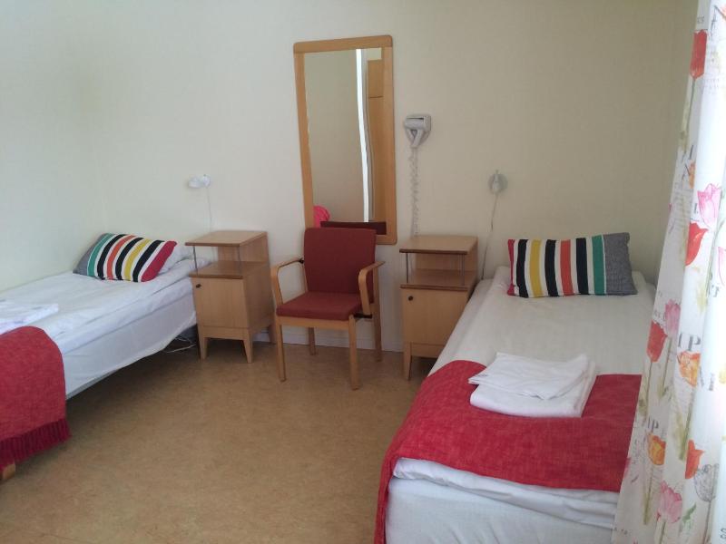 Standard Twin Room image 3