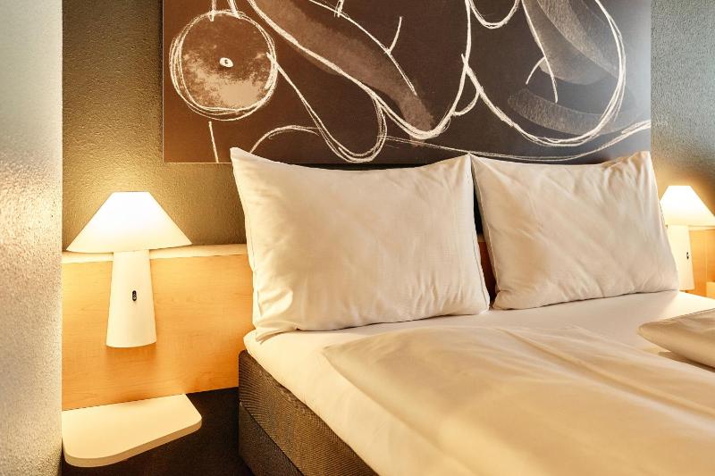 Standard Double Room image 3