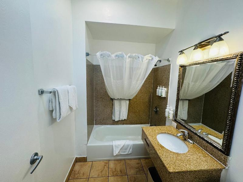 Ramada by Wyndham San Diego Airport - image 2