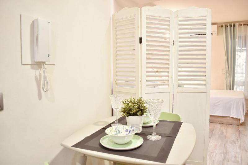 Estudio con encanto en el casco antiguo de Valencia - image 1