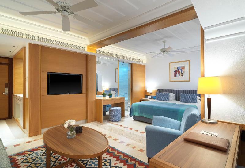 Executive Suite with Inland View image 4