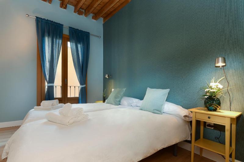 Twin Room with Balcony image 1