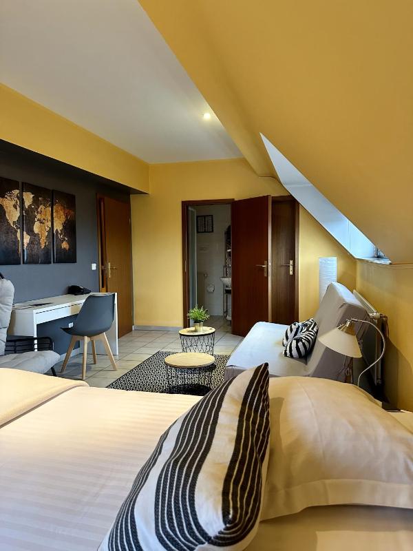 Large Double Room image 4