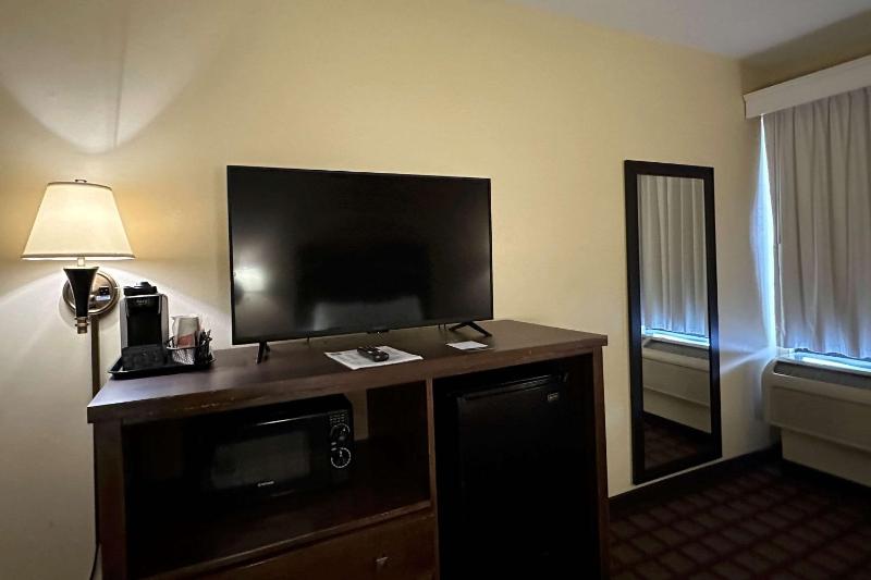 Queen Room with Two Queen Beds - Non-Smoking image 4