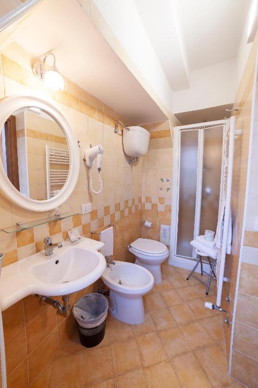 Single Room image 3