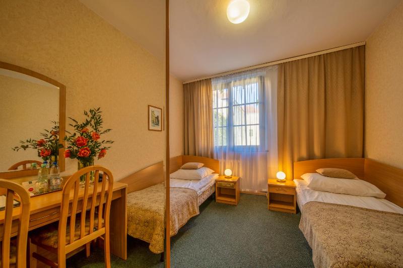 Twin Room image 1