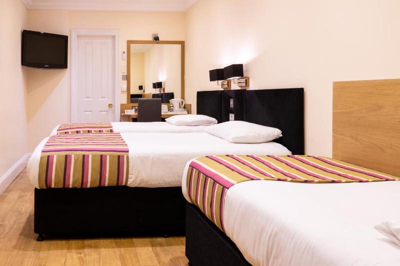 Triple Room with Private Bathroom image 3