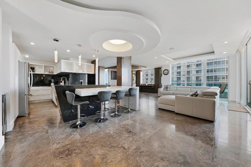 LUXURY PENTHOUSE ON THE BEACH 3/3 OCEANFRONT CONDO - image 1