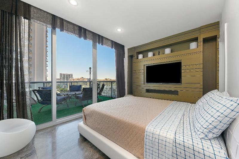 LUXURY PENTHOUSE ON THE BEACH 3/3 OCEANFRONT CONDO - image 12