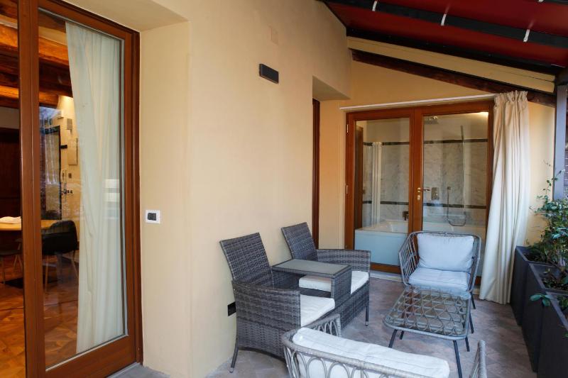 Deluxe Suite with Spa Bath image 2