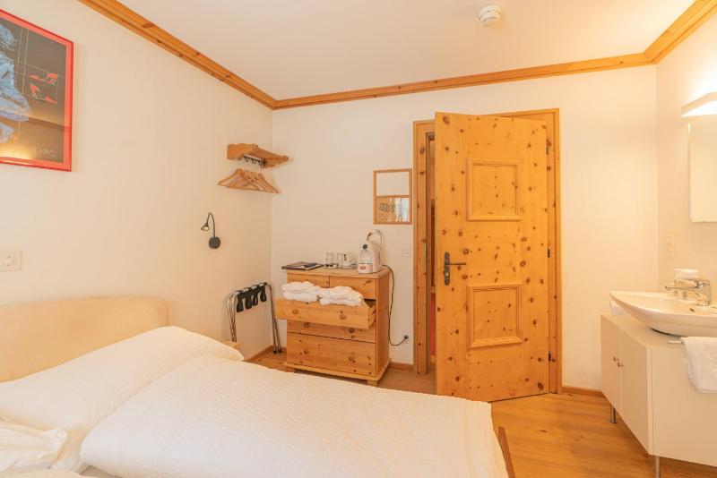 Budget Double Room with Shared Bathroom image 3