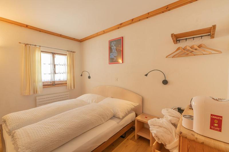 Budget Double Room with Shared Bathroom image 4
