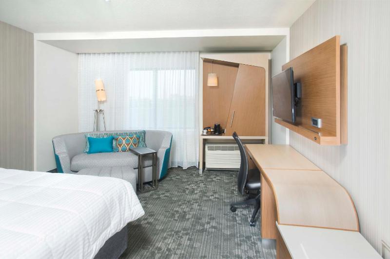 King Room with Sofa Bed image 4