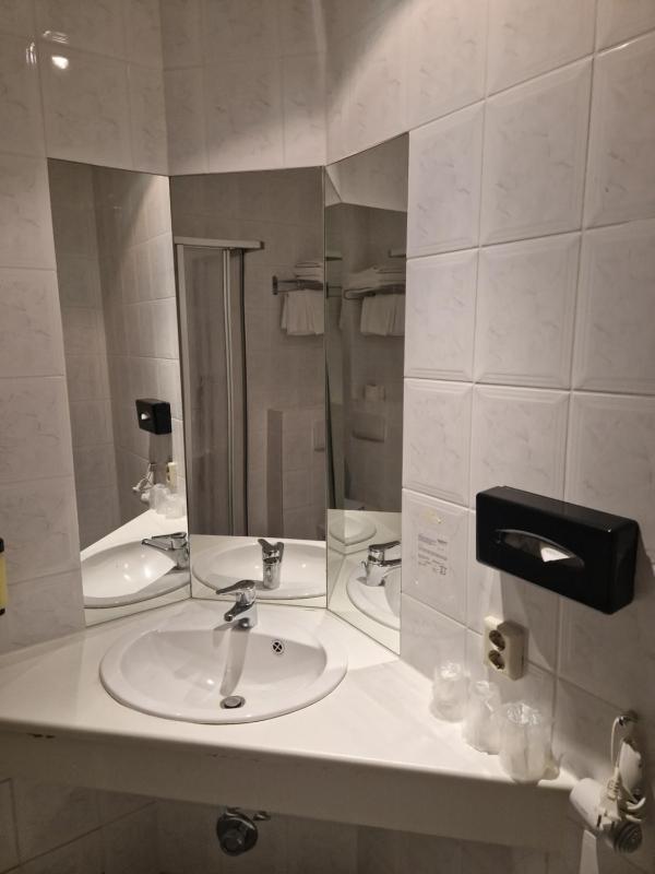 Standard Triple Room image 2