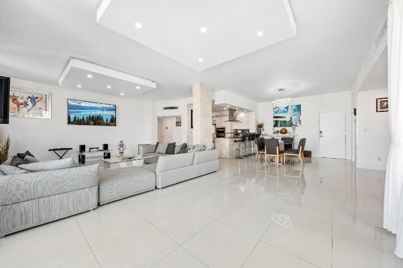 Oceanfront Luxury Penthouse On The Beach 3 Bedroom - image 5