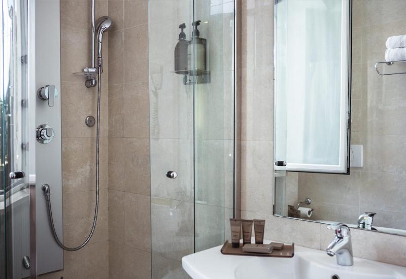 Suite with Spa Bath image 3