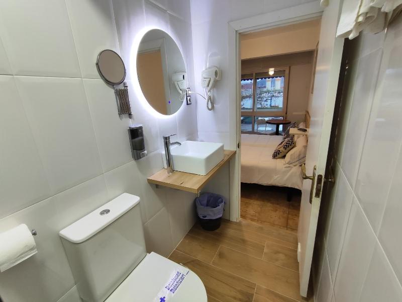 Double or Twin Room image 3