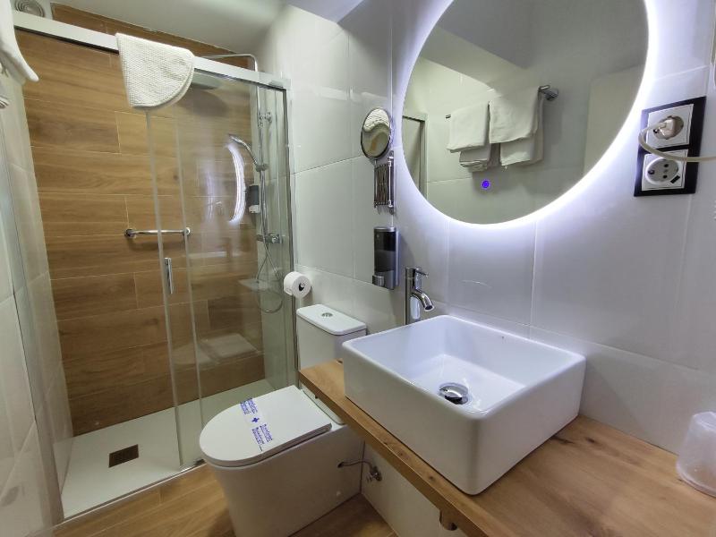 Double or Twin Room image 2