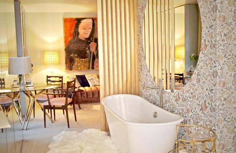 Luxury Suite image 2