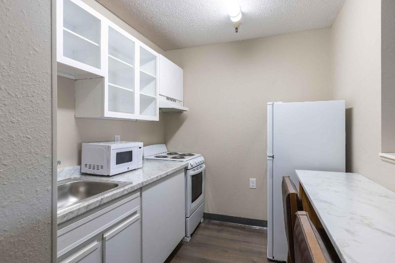 Deluxe Studio with 1 Queen Bed - Non-Smoking image 3
