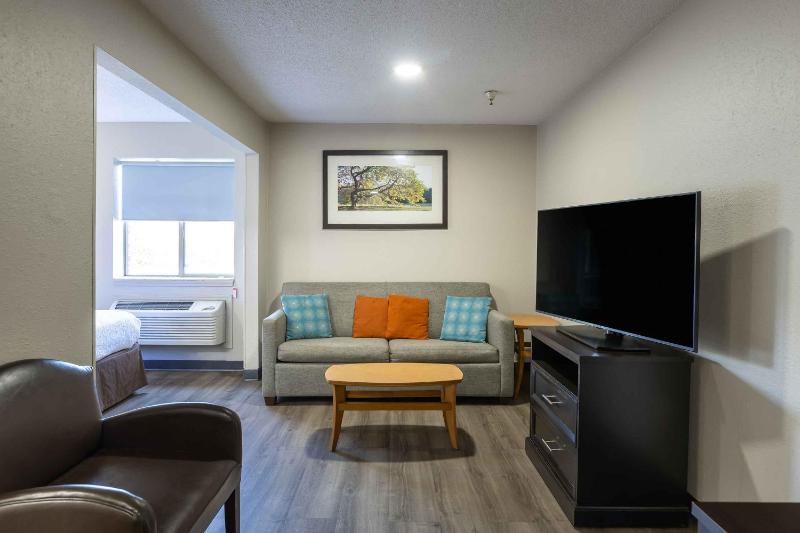 Deluxe Studio with 1 Queen Bed - Non-Smoking image 4