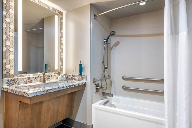 1 Bedroom Queen Suite With Acc Hear W/Tub image 2