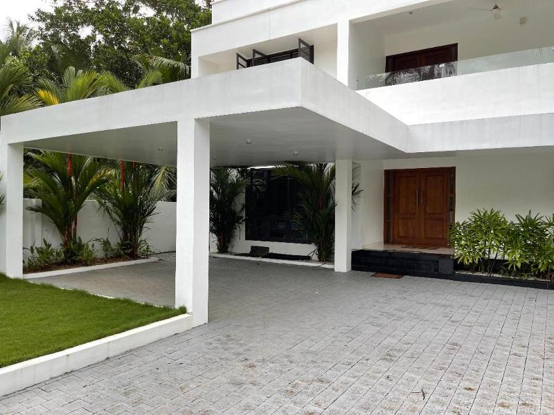 Posh Villa 3 bed 3 bath ac  2 kitchen  Dining living room  family room  in TVM  Kowdiar please contact host refeekhm at yah dot com or refeekhm at gmai el dot com please don't pay without contacting host - image 4