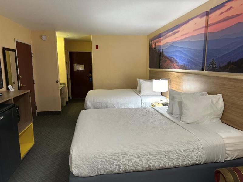 Queen Room with Two Queen Beds - Non-Smoking image 4