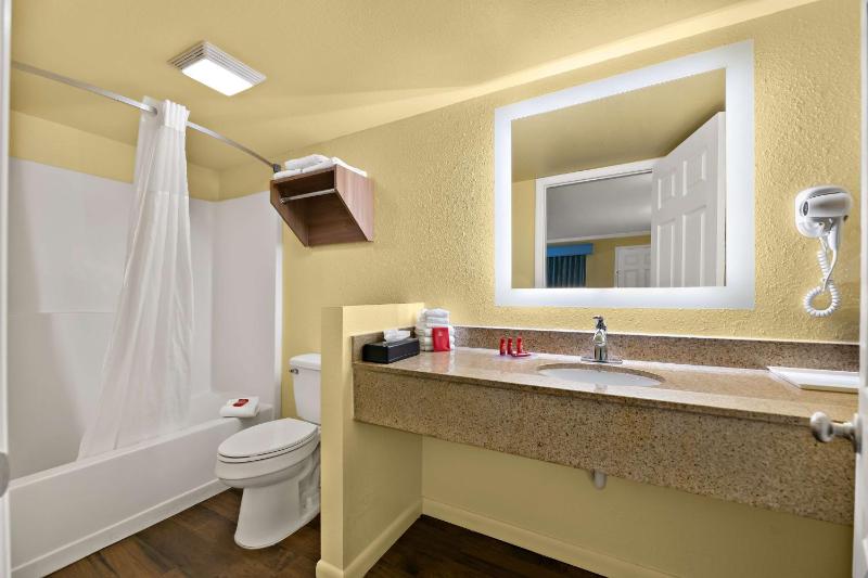 Queen Room with Two Queen Beds - Non-Smoking image 4