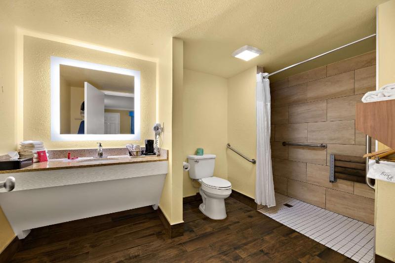 King Room with Roll-in Shower - Disability Access - Non-Smoking image 4