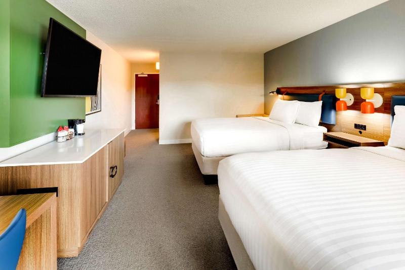 Water View Guestroom Two Queens image 4