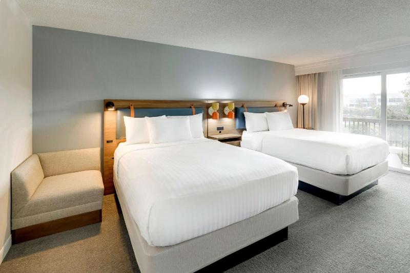 Water View Guestroom Two Queens image 3
