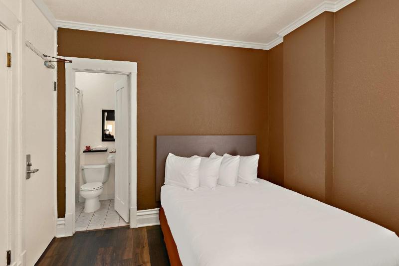 Queen Room with Bunk Bed - Non-Smoking image 3